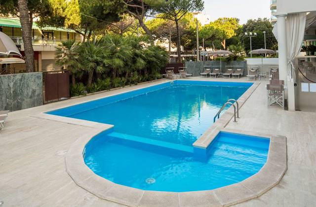 piscina hotel continental rimini